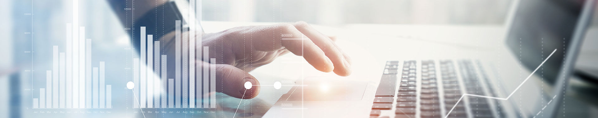 Person vor Laptop mit visualisierten Statistiken