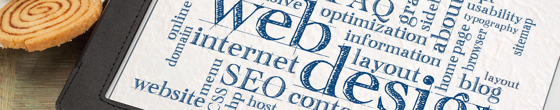 Tablet mit Schlagworten aus Webdesign- und Programmierung