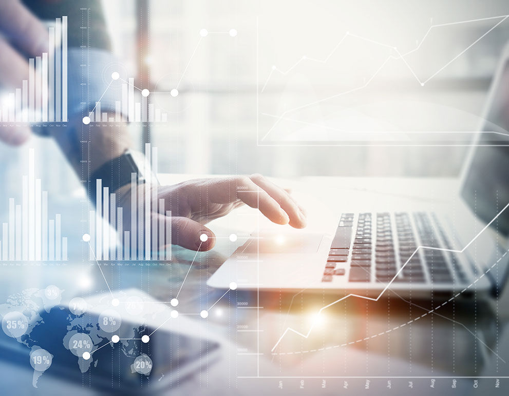 Person vor Laptop mit visualisierten Statistiken