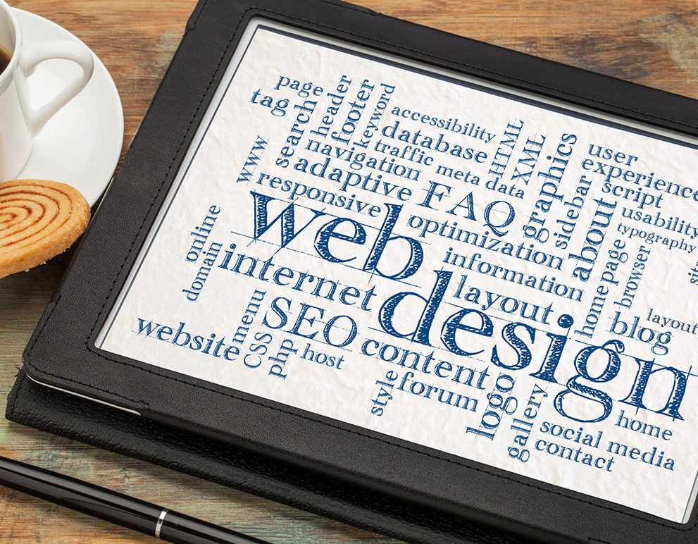 Tablet mit Schlagworten aus Webdesign- und Programmierung